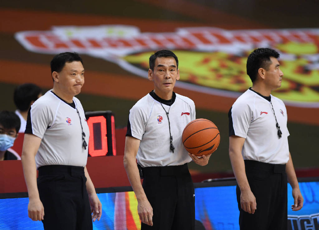 NBA裁判争议不断，篮协将出台新规约规范裁判行为